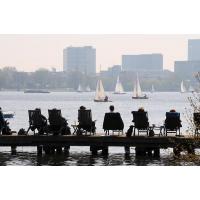 1240_6455 Sonniger Frühlingstag in Hamburg - Liegestühle auf dem Bootssteg an der Alster. | Bilder vom Fruehling in Hamburg; Vol. 1